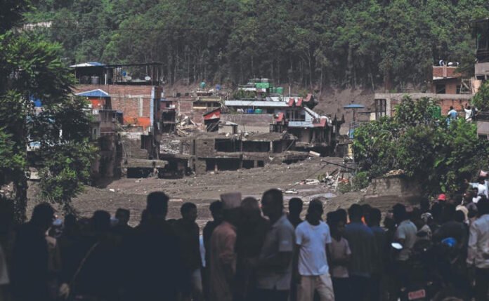 Milagro en Nepal: rescatan con vida a dos trabajadores tras 10 días atrapados en un túnel