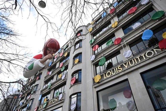 Yayoi Kusama: los lunares que conquistaron la moda y llevaron el arte al mundo del lujo
