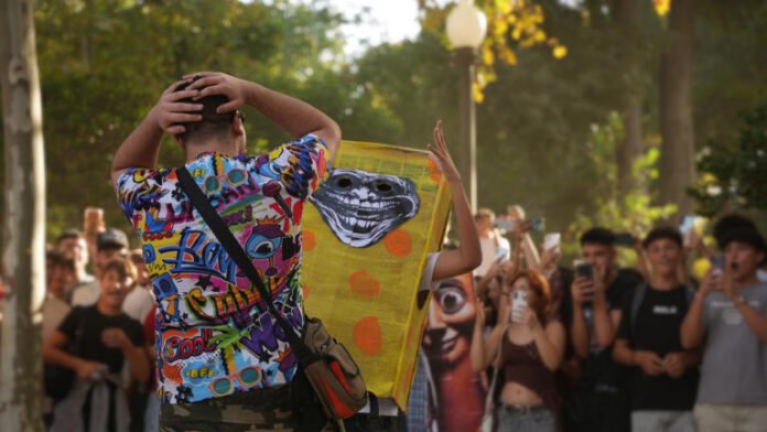 ¡Esto ya se descontroló! Cientos de jóvenes protagonizan batalla de “farmear aura” en Sevilla