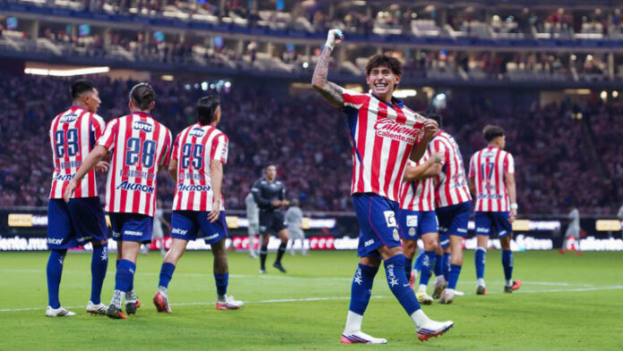 Chivas golea a Pumas y llega como líder al Clásico Nacional