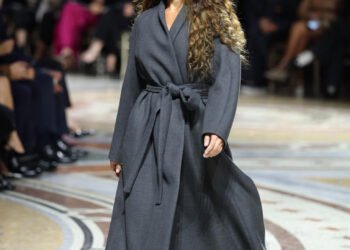 Adria Arjona deslumbra en Vogue World 2026 con elegantes zapatos T-Bar Adria Arjona deslumbra en Vogue World 2026 con elegantes zapatos T-Bar