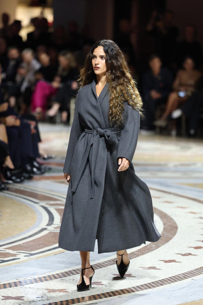Adria Arjona deslumbra en Vogue World 2026 con elegantes zapatos T-Bar
