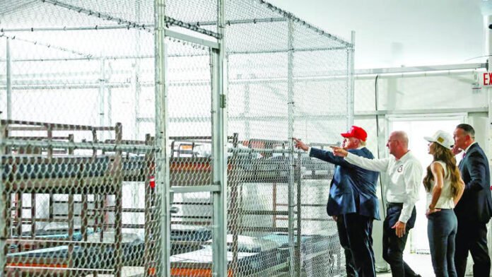 Migrantes fueron encerrados en pequeñas jaulas en centro de detención de Florida