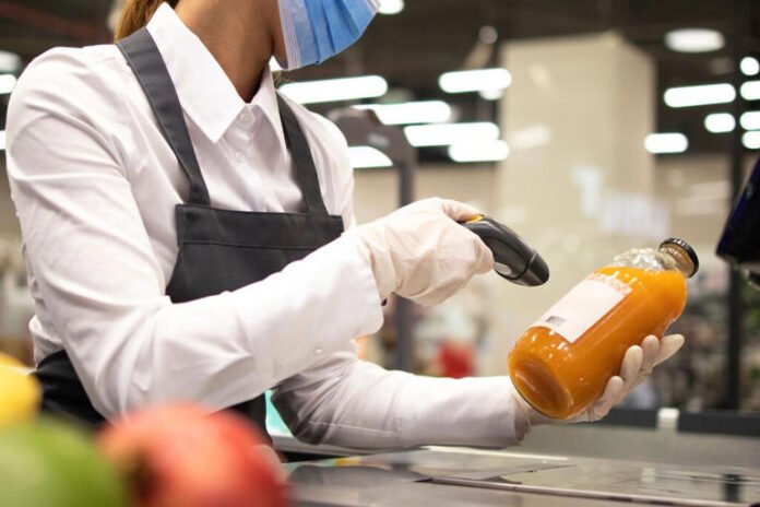 Cajera habría robado 6.7 millones de pesos en un supermercado durante dos años