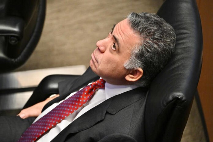 Enrique Inzunza permanece en el Senado entre abrazos, reclamos y exigencias de desafuero