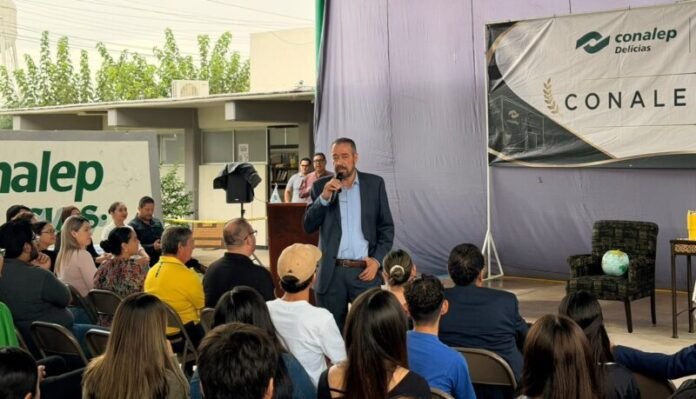 Cierra Conalep Delicias actividades de aniversario con conferencia motivacional