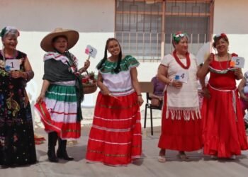 Celebran con danza y coronación el 216 aniversario de la Independencia en la Casa de los Abuelos Sur