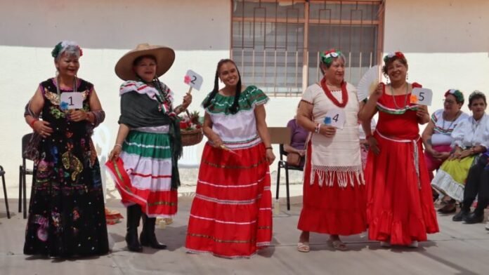 Celebran con danza y coronación el 216 aniversario de la Independencia en la Casa de los Abuelos Sur