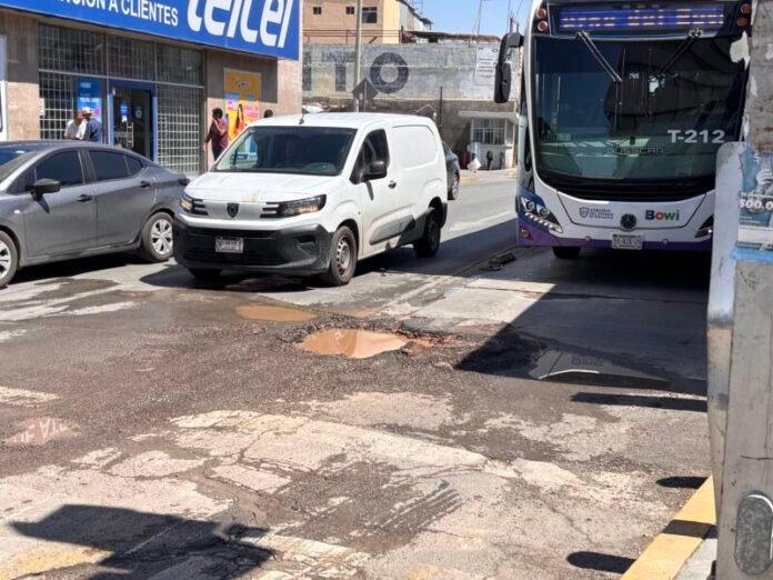 Gran bache en la Juárez a 20 metros de Presidencia Municipal