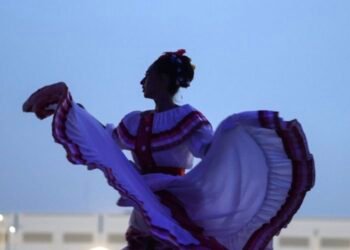 Disfrutan familias del suroriente el espectáculo “Juárez, Folklor y Tradición” Disfrutan familias del suroriente el espectáculo “Juárez, Folklor y Tradición”