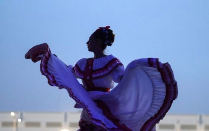 Disfrutan familias del suroriente el espectáculo “Juárez, Folklor y Tradición”