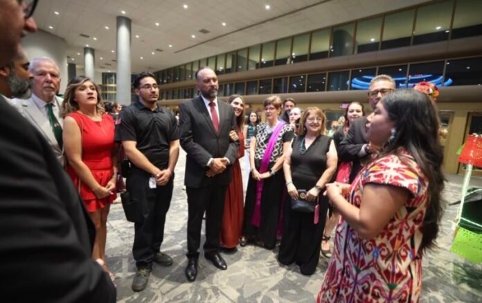 Realizan exposición de Pueblos Originarios en Consulado de El Paso