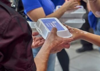 Lleva NutriChihuahua alimento a familias en Hospital Central
