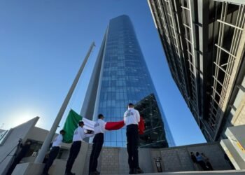 Encabeza Loya izamiento de bandera en Torre Centinela