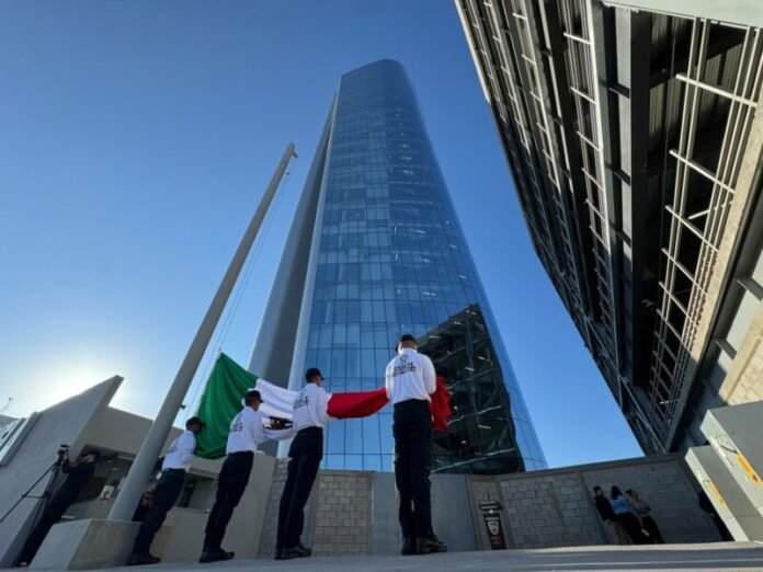 Encabeza Loya izamiento de bandera en Torre Centinela