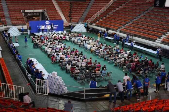 Entrega Estado apoyos alimentarios a 775 adultos mayores en la capital