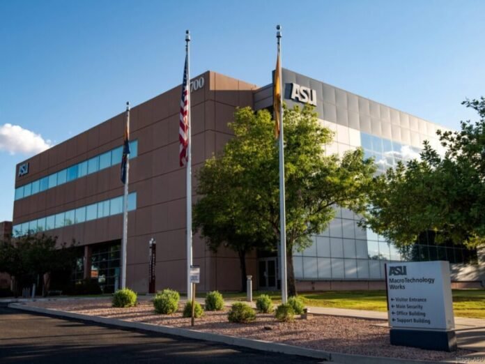 Entregan 20 becas a chihuahuenses para formación en semiconductores en Arizona