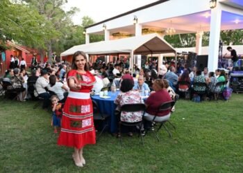 Brindó Xóchitl Contreras fiesta mexicana en Juárez Brindó Xóchitl Contreras fiesta mexicana en Juárez