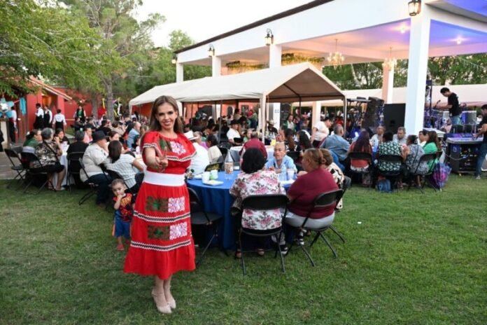 Brindó Xóchitl Contreras fiesta mexicana en Juárez