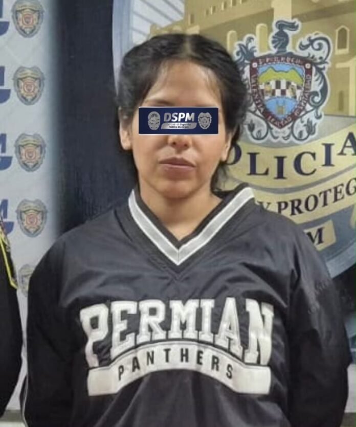 Detienen a mujer con aparente droga en Punta Oriente; aseguraron motocicleta