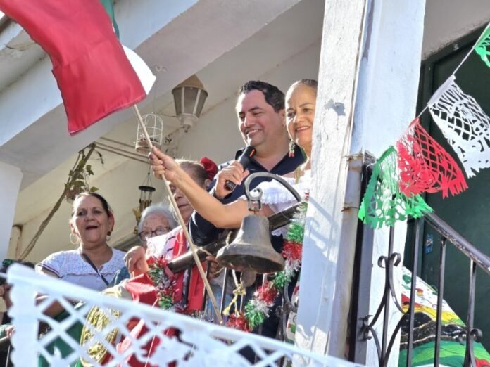 Da el «Grito» Alan Falomir con abuelitos de la colonia Villa Juárez
