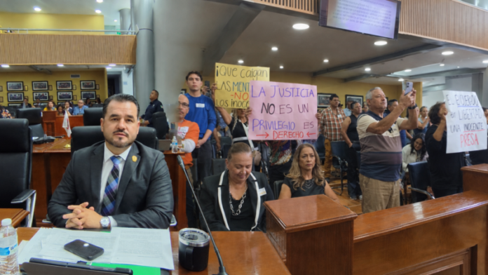 Congreso pide revisar proceso contra madre acusada de robo