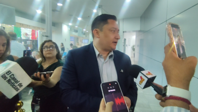 Reconoce Alfredo Chávez a Juan Blanco tras su renuncia
