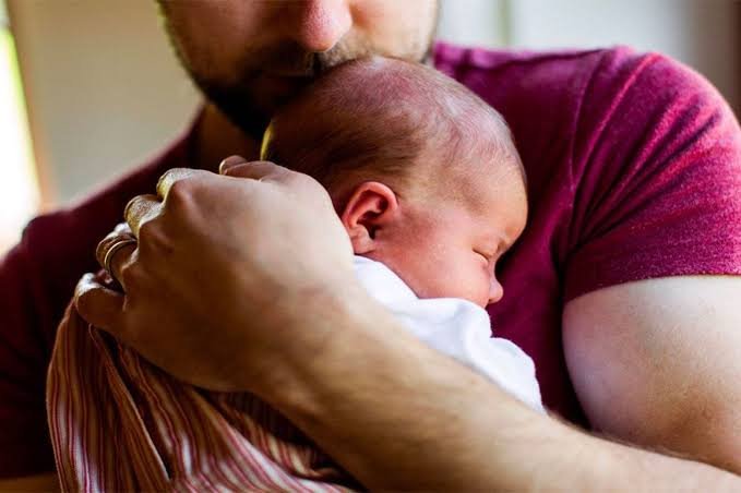 Aprueban ampliar permiso de paternidad hasta 30 días