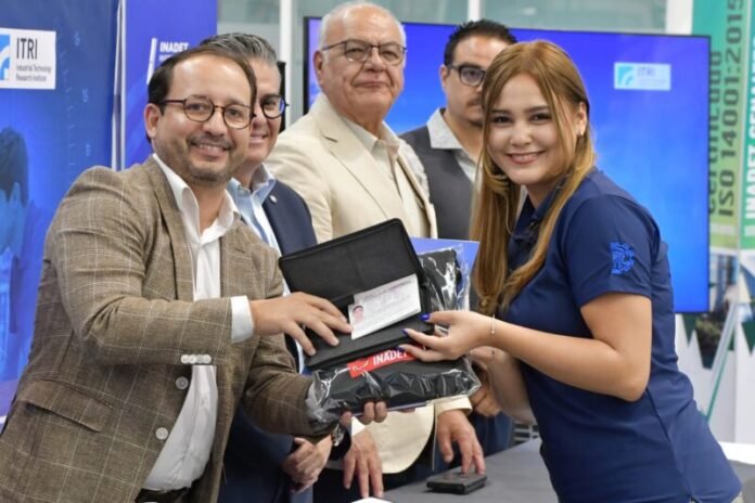 Abanderan a 15 jóvenes chihuahuenses que viajarán a Taiwán para especializarse en inteligencia artificial y automatización