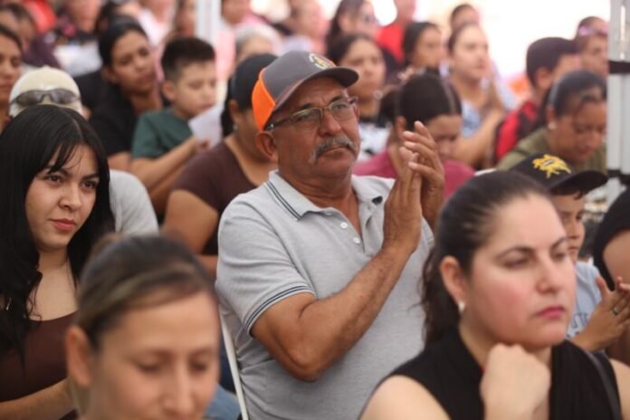Entrega Gobierno del Estado obra hidráulica y apoyos para uniformes escolares en Rosales