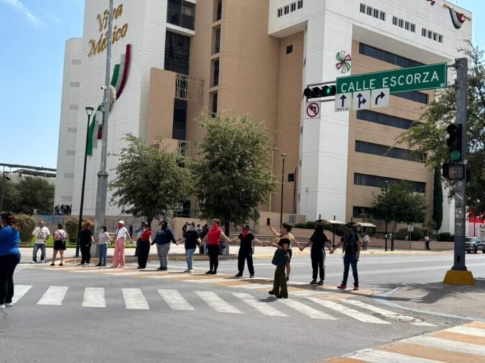 Forman normalistas cadena humana en la Carranza tras 3 días de protesta 