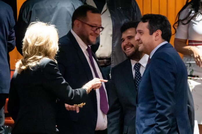Hijos de AMLO se reúnen con empresarios en la Condesa en medio de nueva tormenta política