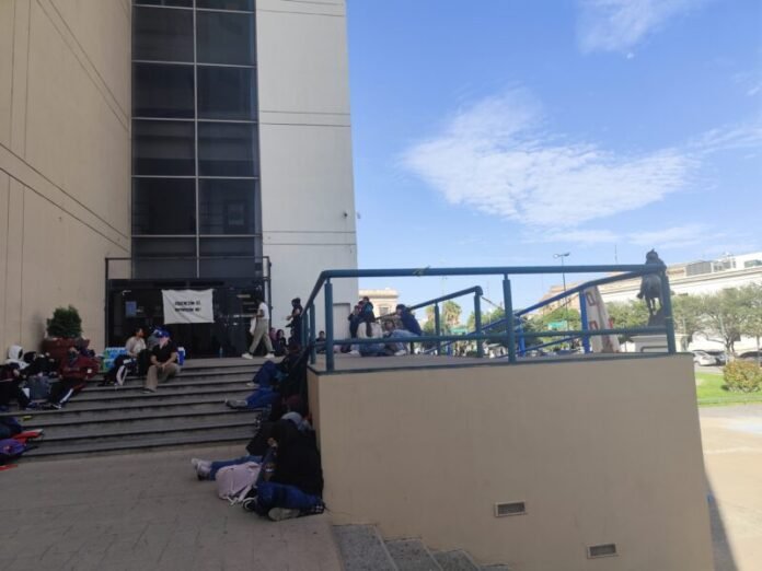 Normalistas pernoctan en edificio Héroes de Revolución
