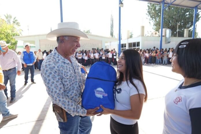 Zubía entrega mil 800 paquetes escolares en Jiménez