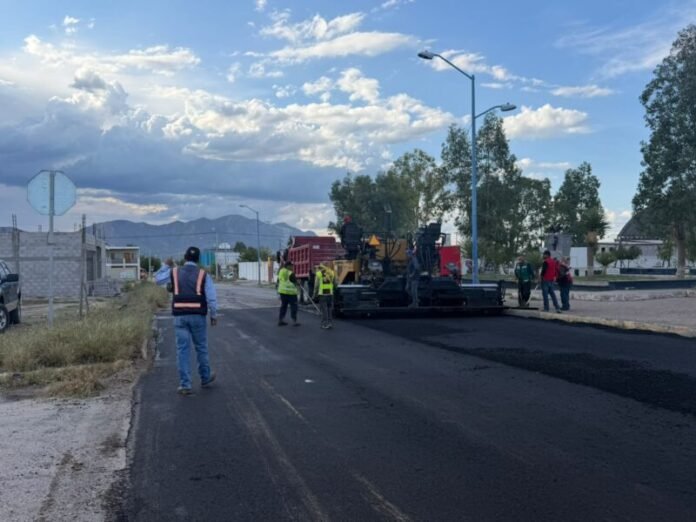Continúan trabajos de pavimentación en Camargo; Jorge Aldana supervisa tres nuevos tramos rehabilitados