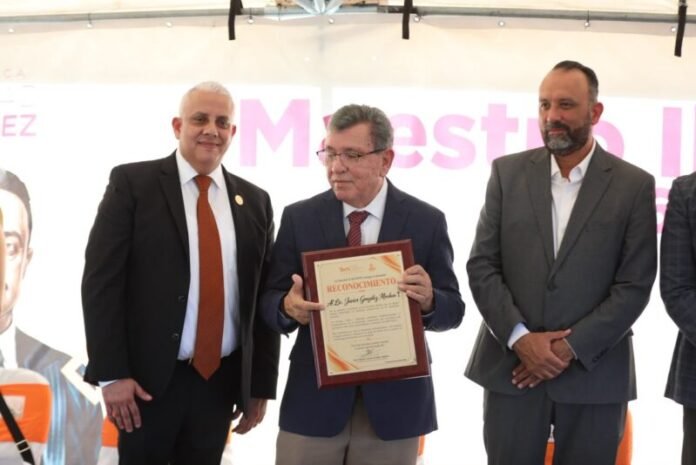 Develan placa en honor a Javier González Mocken