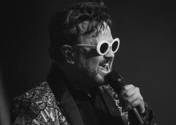 Aleks Syntek revela que fue diagnosticado con un trastorno psicótico y pospone su gira por Europa Aleks Syntek revela que fue diagnosticado con un trastorno psicótico y pospone su gira por Europa