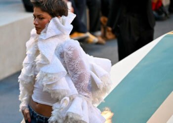 Zendaya convierte los jeans en el look más elegante de la Semana de la Moda de París Zendaya convierte los jeans en el look más elegante de la Semana de la Moda de París
