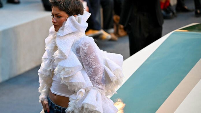 Zendaya convierte los jeans en el look más elegante de la Semana de la Moda de París