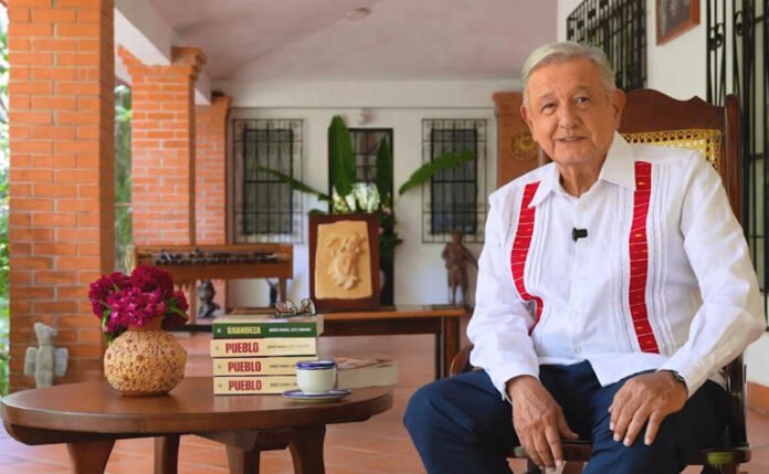 AMLO reaparece con nuevo libro y califica a Sheinbaum como la mejor presidenta del mundo