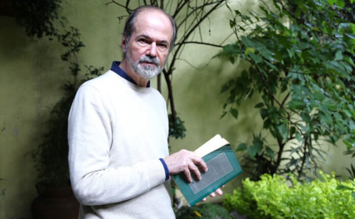 Juan Villoro gana el Premio Carlos Fuentes 2026 y lo recibe como regalo de cumpleaños