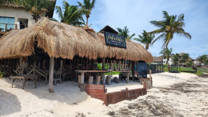 Tulum se queda sin turistas y negocios cierran ante crisis por sargazo, extorsiones y altos costos