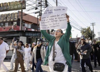 IMSS revela cuánto ganan médicos, enfermeras y hasta pianistas en México