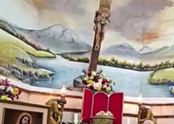 Muere sacerdote en plena misa tras caerle una enorme cruz durante transmisión en vivo Muere sacerdote en plena misa tras caerle una enorme cruz durante transmisión en vivo