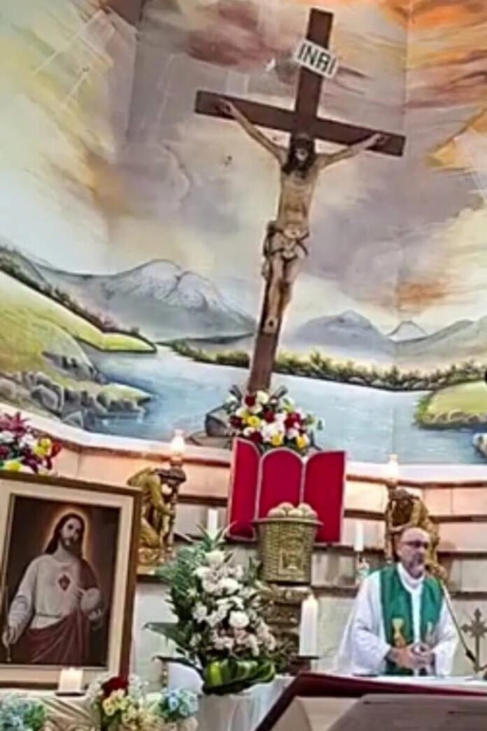 Muere sacerdote en plena misa tras caerle una enorme cruz durante transmisión en vivo