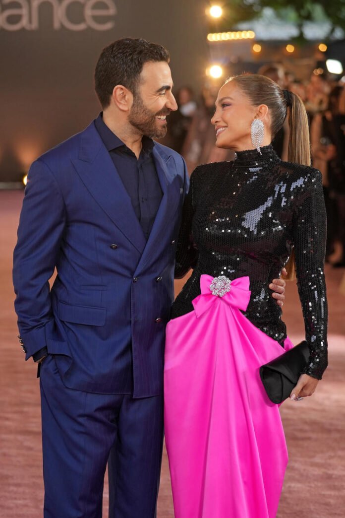 Jennifer Lopez tendría un nuevo romance con Brett Goldstein, actor de Ted Lasso