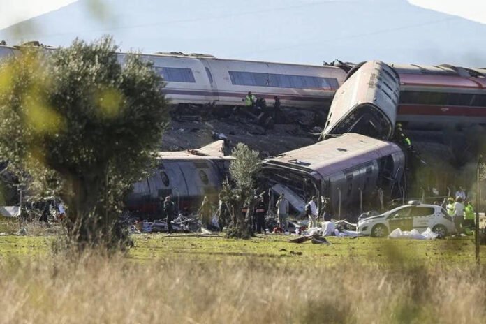 Tragedia ferroviaria en España deja decenas de muertos tras choque de dos trenes de alta velocidad