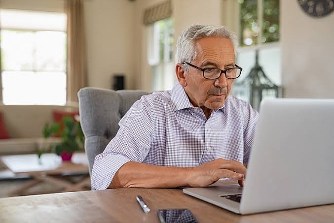 Buscan evitar que adultos mayores dependan de trámites digitales