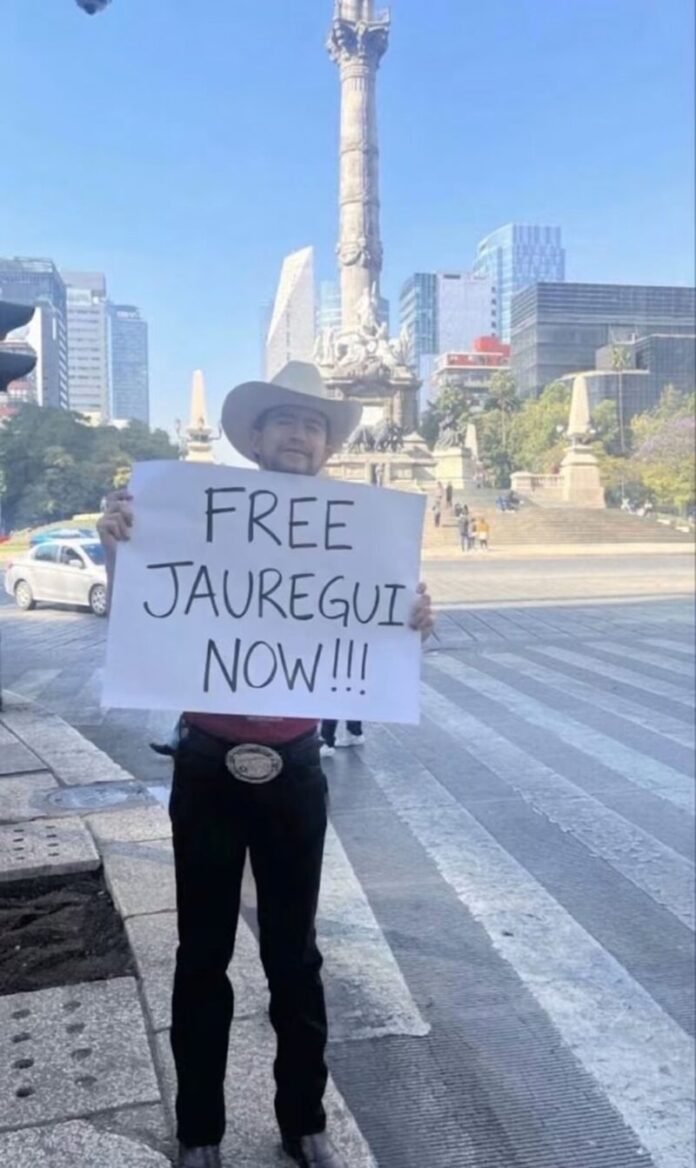 Influencer chihuahuense se manifiesta en CDMX para pedir liberación de César Jáuregui