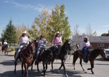 Realizan La Cabalgata Rosa en la sierra Realizan La Cabalgata Rosa en la sierra